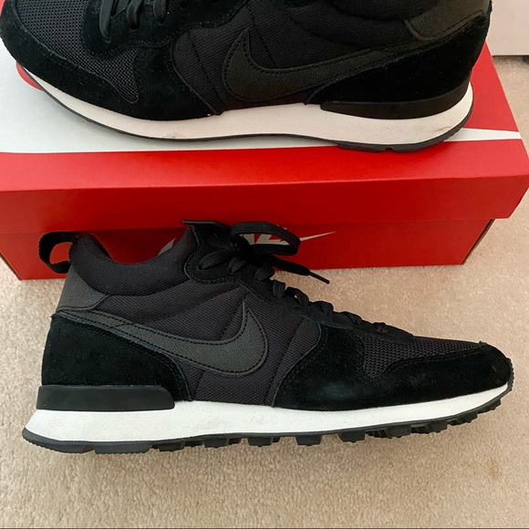 **SOLD** 10 Women’s Nike Internationalist Mid Sneakers - Picture 2 of 5